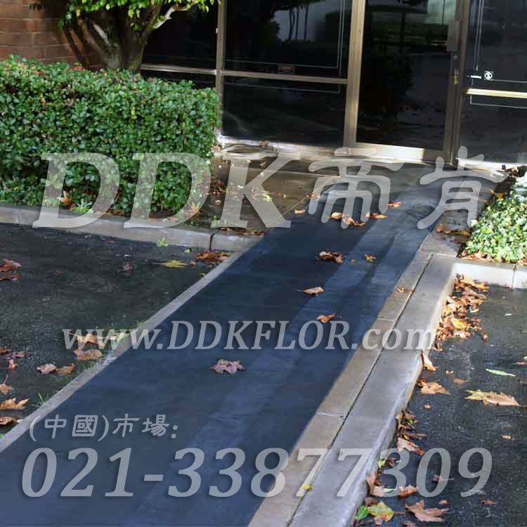 黑色戶外走道防滑地毯卷材（4）樣板圖片,帝肯(DDK)_S450_660（室外地面防滑地毯材料）效果圖,室外地墊,室外地板膠,室外地板革,室外地毯,室外地膠,室外塑料地毯,室外塑膠地板,室外橡膠地板,室外防水地板,室外防滑地墊,室外防滑地毯,室外防滑墊,彈性地膠,戶外地膠,戶外地毯,戶外地墊,戶外綠色地毯,戶外塑膠地毯,地膠,走道地墊,走道地毯,走道墊,通道地毯,過道地毯,過道防滑墊,橡膠防滑地毯,防滑地毯,塑料防滑地毯